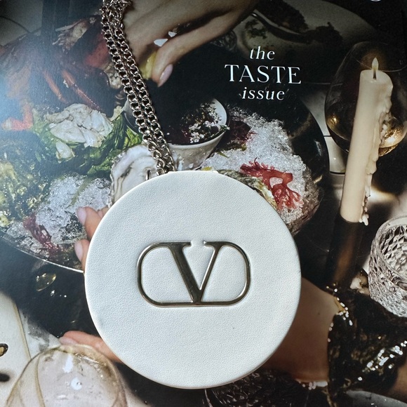 • RESERVED • Valentino Beauty Pochette Go-Cushion, IMPERFECTIONS FROM STORAGE - Picture 1 of 4